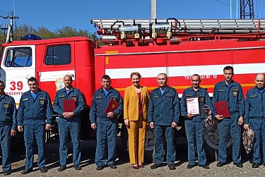 Депутат поздравила сотрудников пожарно-спасательной части в Новосергиевке